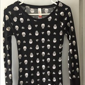 No boundaries long sleeve skull shirt